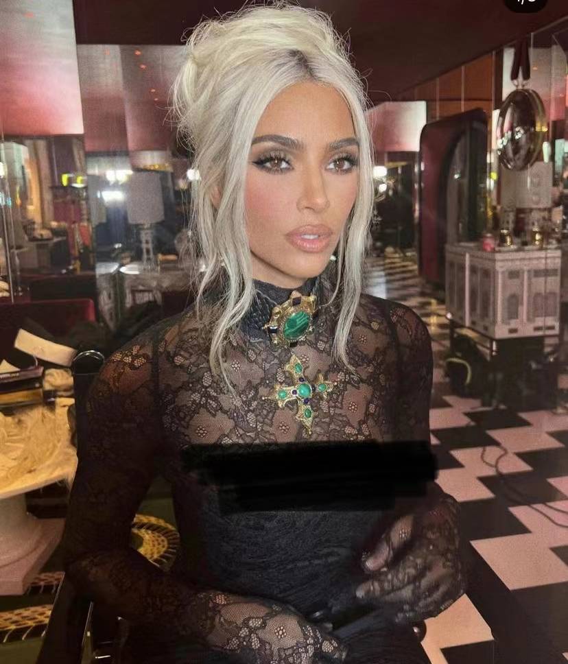 原创卡戴珊二姐大变样闪耀欧洲一头白发迷人年过四旬魅力十足