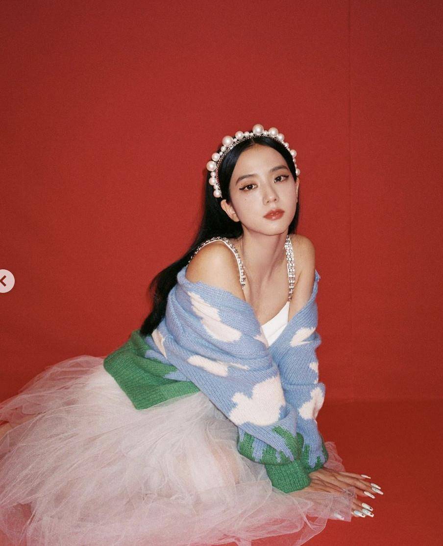 国外女团blackpink成员jisoo 以天然美貌吸引粉丝,日前她身穿一套白色