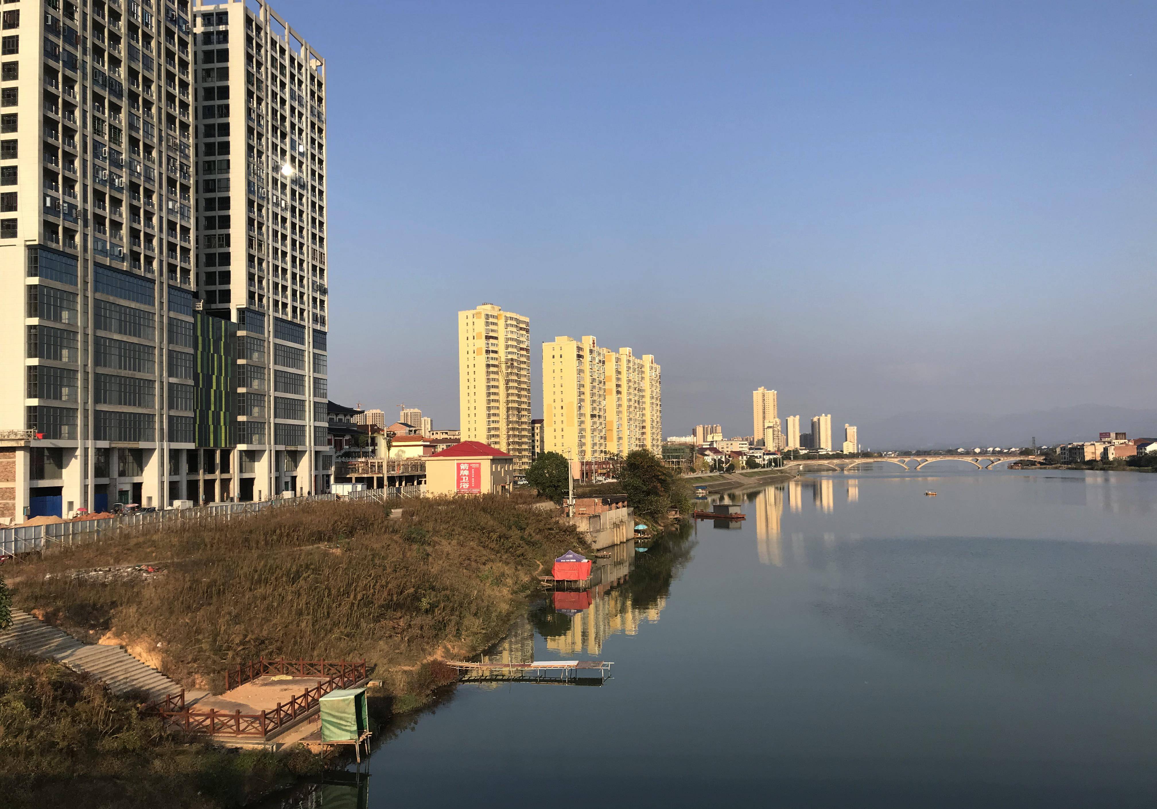 湖南株洲有一条向西流的倒淌河，沿岸镇着四座百年宝塔，有啥玄机