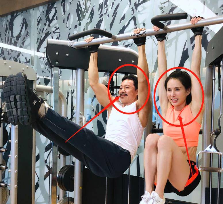 55岁李若彤晒健身照,穿背心秀腹肌,65岁张丰毅的身材却让人看愣_电视