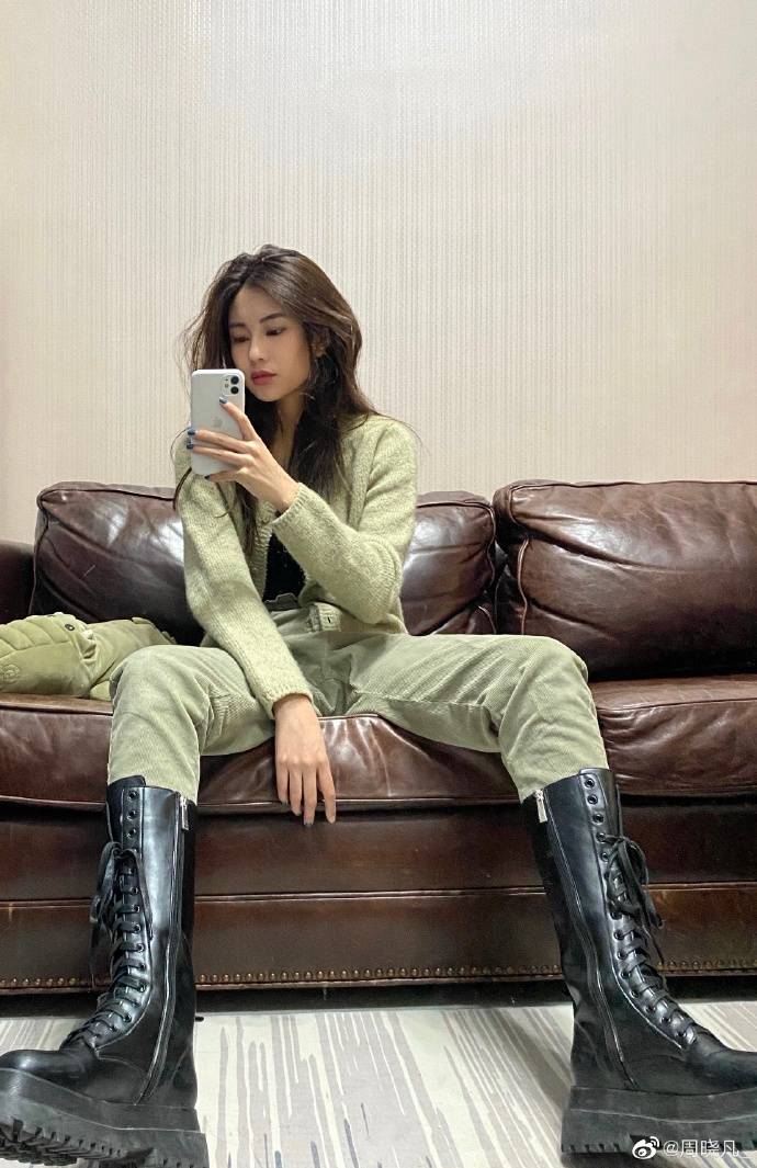 原创谋女郎周晓凡晒火辣美照黑裙大炫牛奶肌完全不逊色刘浩存