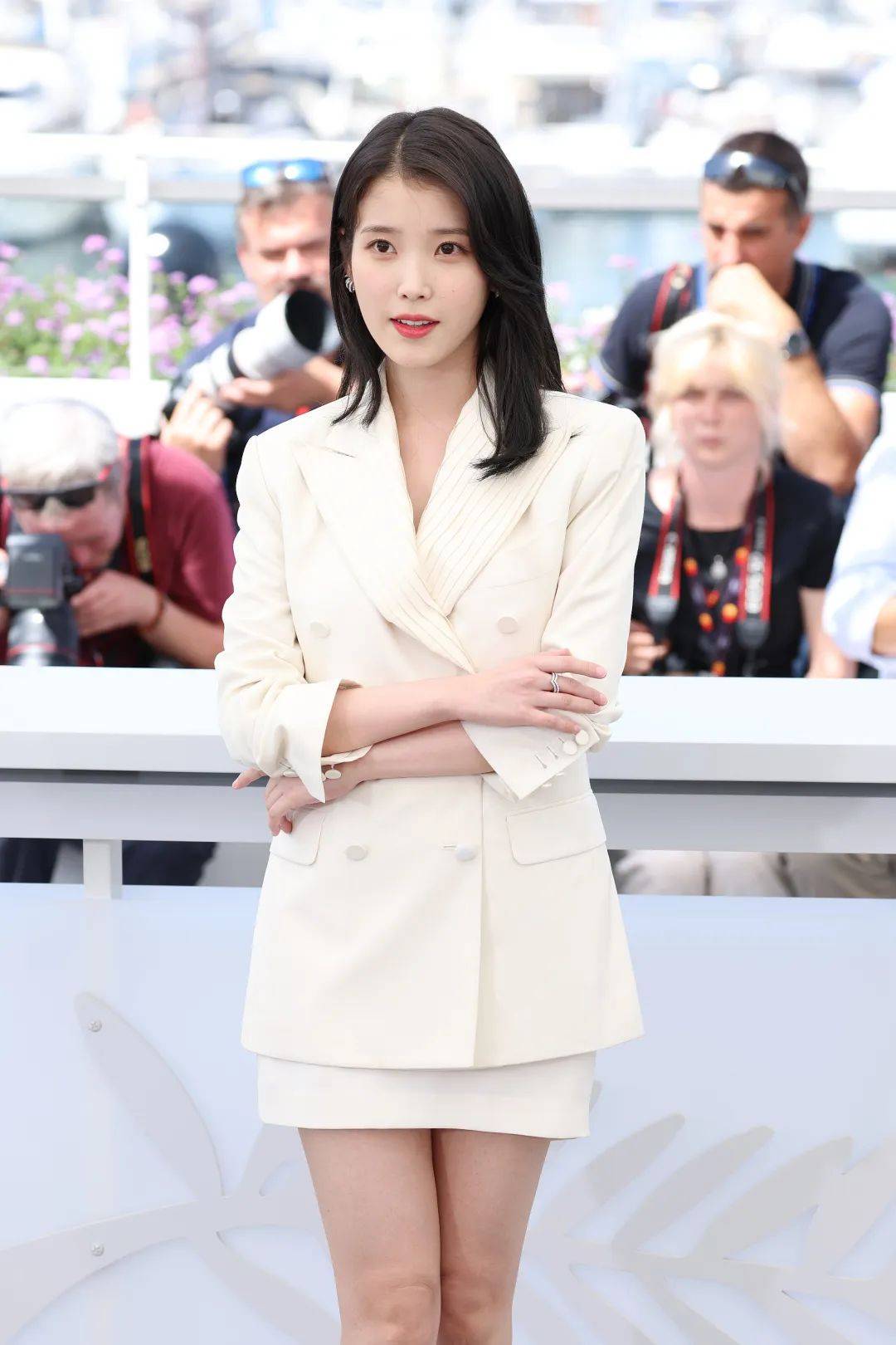 原创李知恩穿着白裙套装清新靓丽雪肤玉貌大长腿太美了