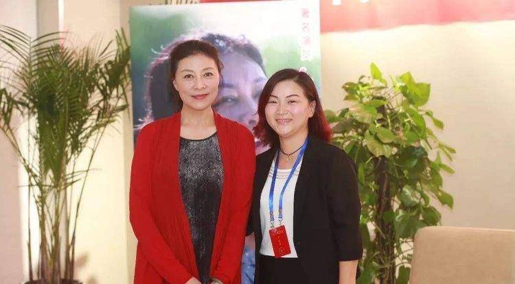 她曾是最年轻影后被老公无情抛弃还患上癌症如今女儿红过了她