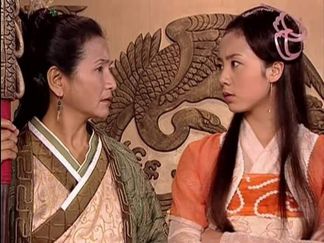 萧太后的大女儿嫁给了辽国第一猛将韩昌,二女儿嫁给了杨四郎,小女儿琼