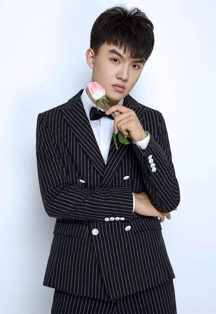 原创关注近来飙升的00后男明星top10易烊千玺黄明昊陈飞宇领跑