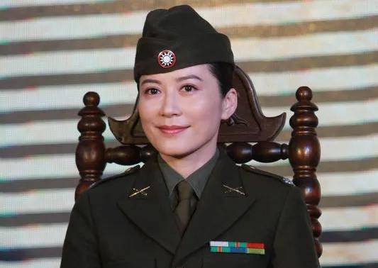 矯揉造作就別尬演女軍人了,9位女星告訴你,什麼叫