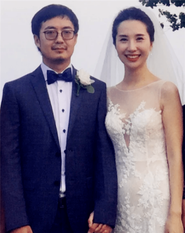原创继总裁夫人手撕网红后蒋凡董花花疑似离婚张大奕笑到最后