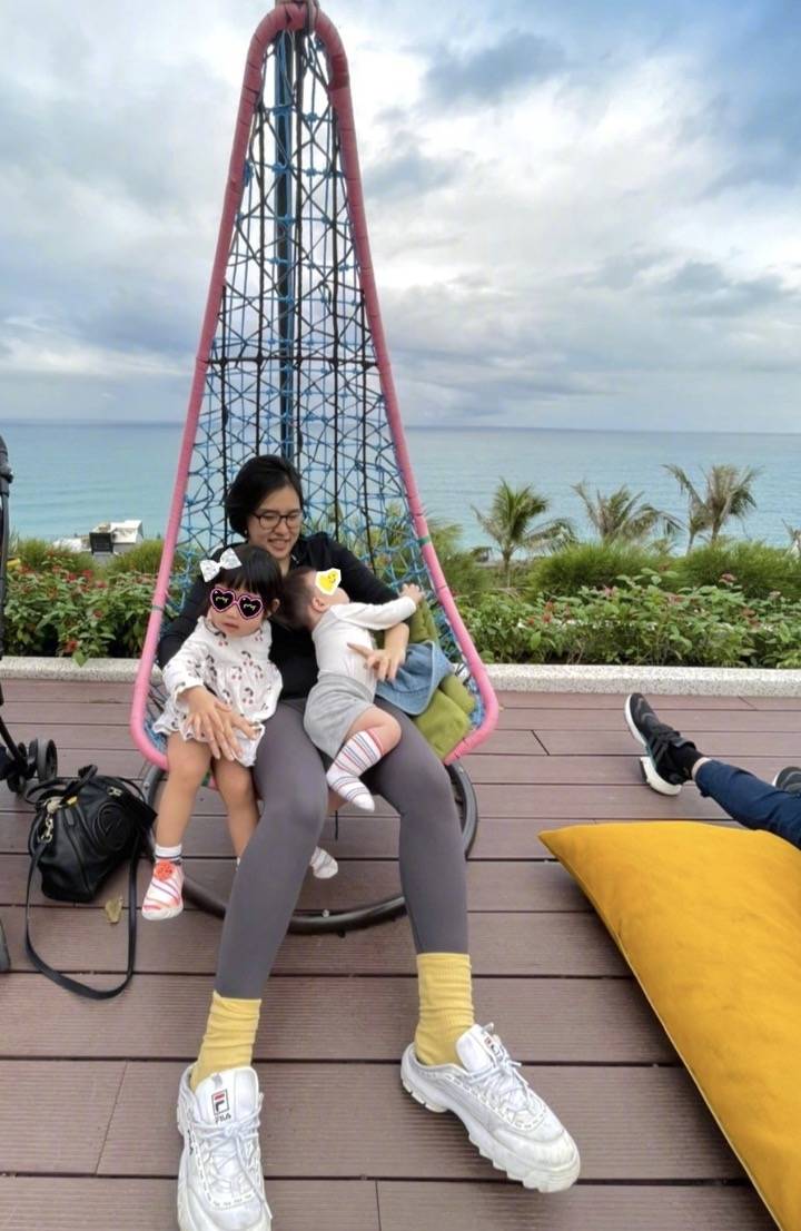 原创谢依霖透露全家确诊新冠3岁女儿和2岁儿子一度发烧昏睡
