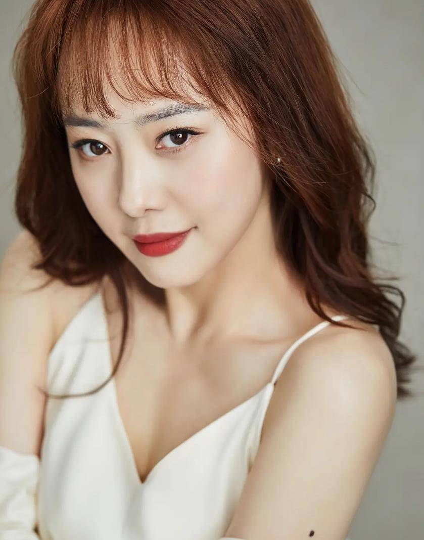 演员刘园园逼婚大12岁央视名嘴沙桐婚后一家三口生活有滋味