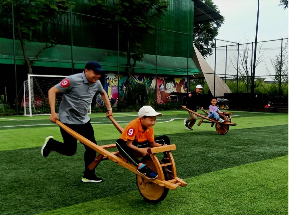 街道新民社区举办"奔跑吧·宝贝"亲子趣味运动会_家庭_项目_鸡公车
