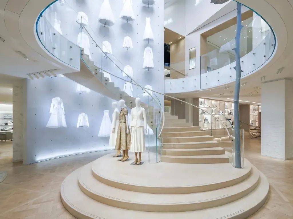 原创             Louis Vuitton、Hermès、Dior全新零售门店赚足眼球，要将“斜杠”进行到底？