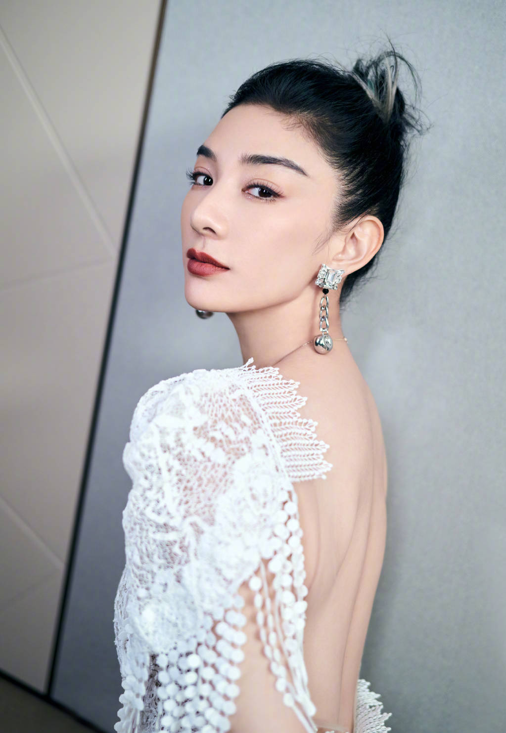 黄奕晒露背美照性感迷人自侃参加浪姐3瘦了10斤