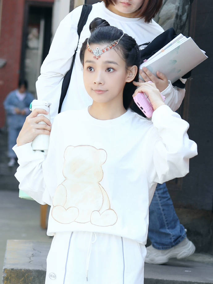 鲁照华横店新戏网友晒饭拍,元气满满,绿野仙踪小精灵_图片_森林_扮相