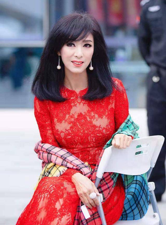 米雪真不服老,66岁穿红色时尚裙涂大红唇,身材绝美发量惊人_显得_气质