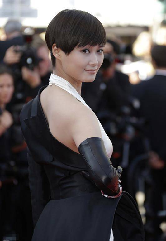 李宇春越来越性感了,比她穿旗袍跳舞更性感的是这条裤子,有亮点_穿着