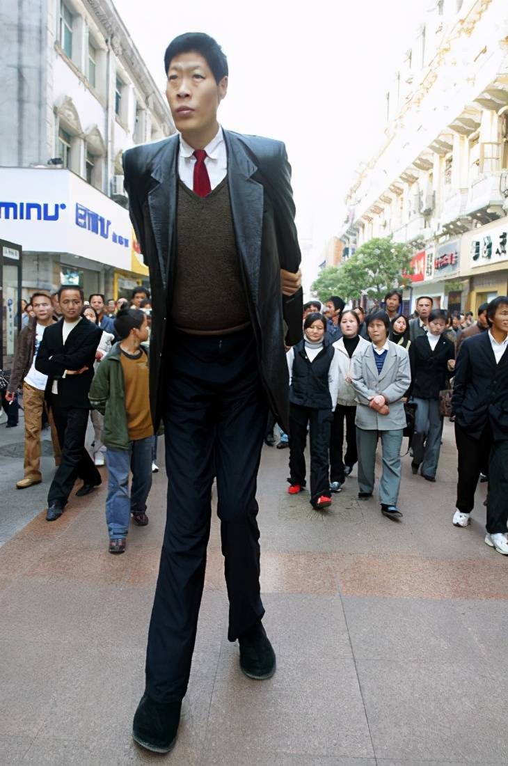 印度巨人身高2米55图片