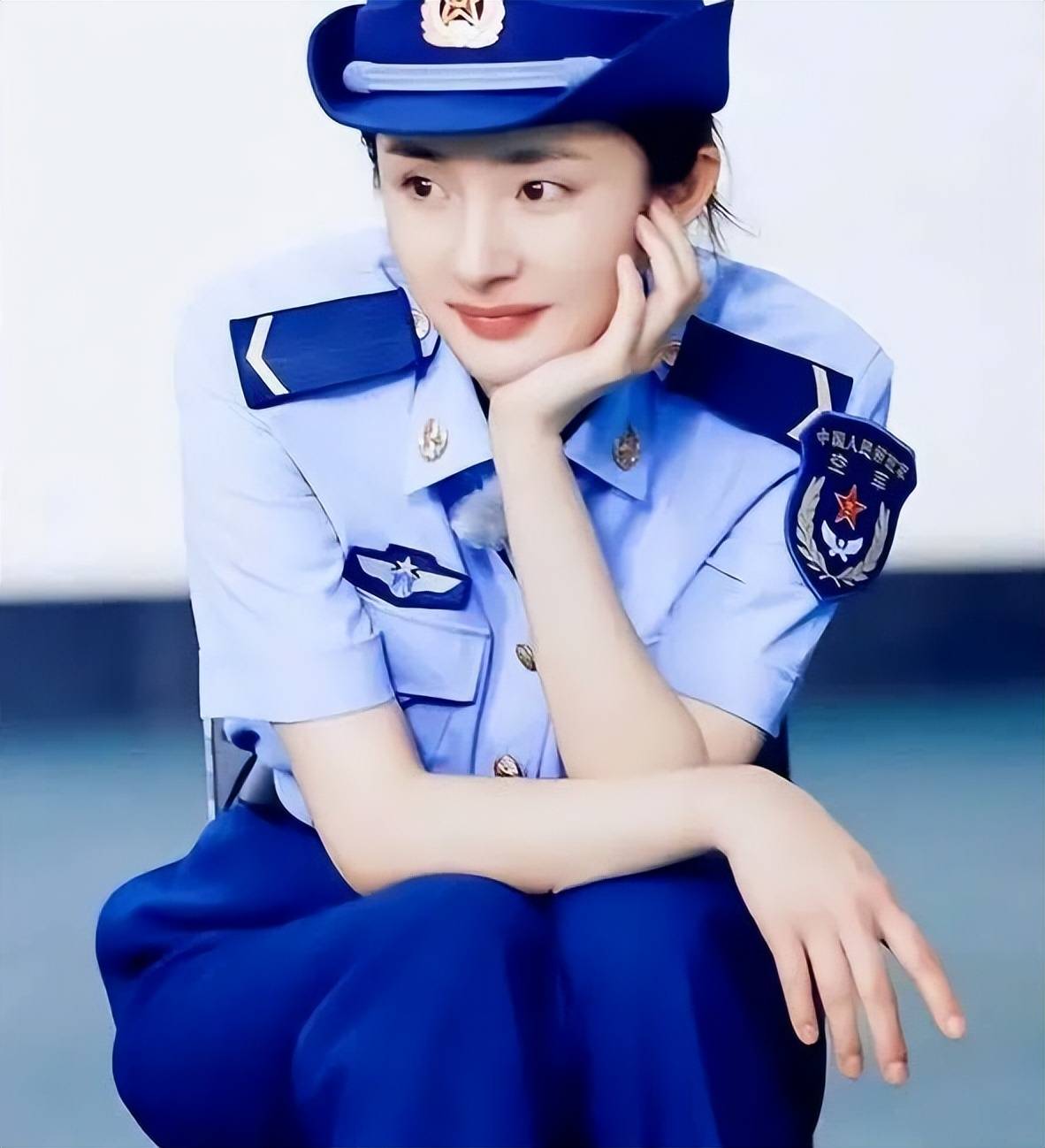 一方面,是杨幂的狠厉和飒气,一眼看去就是演出来的.