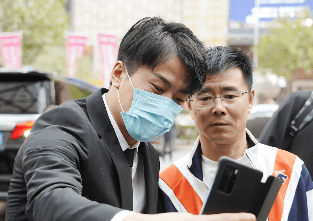 原创网红恭喜818团队称辛巴回归已成定局复出后再难被打倒