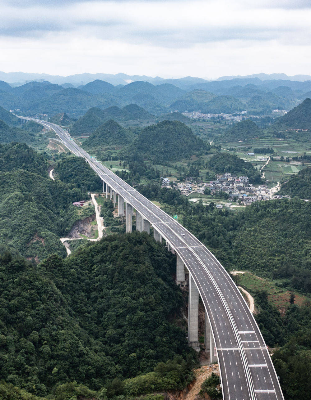 贵黄高速带你体验轻舟已过万重山