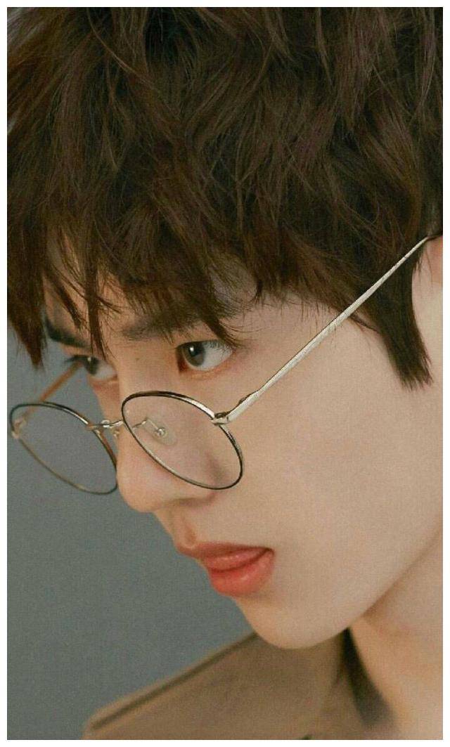 王一博戴上眼镜有多撩人?粉丝:酷盖能不能眼镜半永久