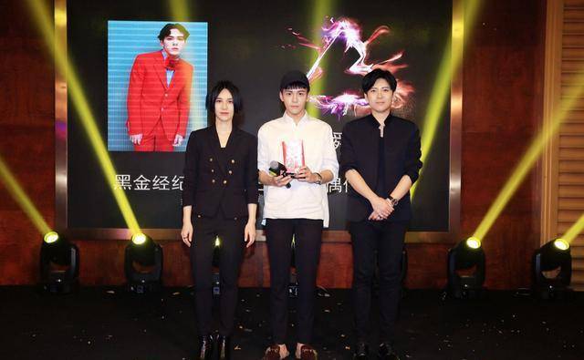 黑金公司的确是够黑的,为了赚钱,早就给自己的艺人下了套