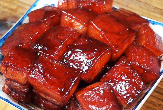 红焖猪肉(红烧肉)的做法多种多样,如果要煮正宗的客家菜,当然是食材要