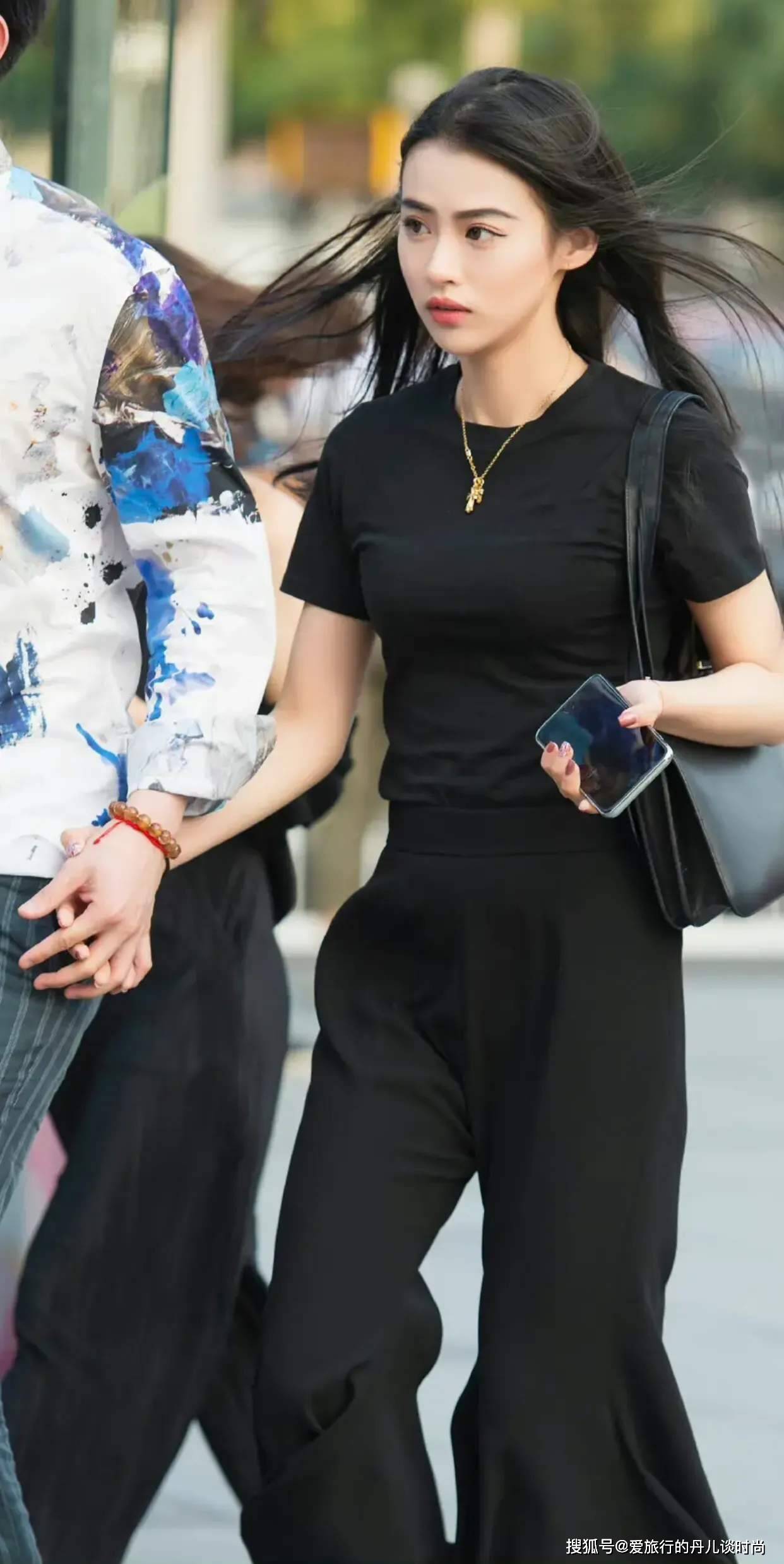 简约的黑色t恤搭配黑色休闲喇叭裤显得精致知性魅力十足