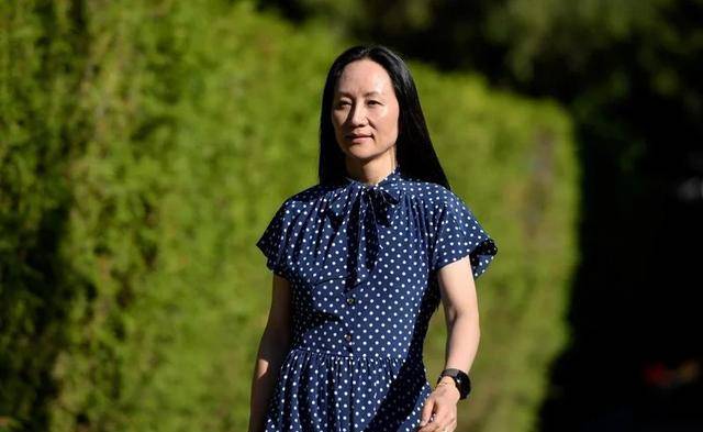 49岁孟晚舟穿绿色套装现身,造型优雅有活力,这状态自信满满_气质_大气_设计