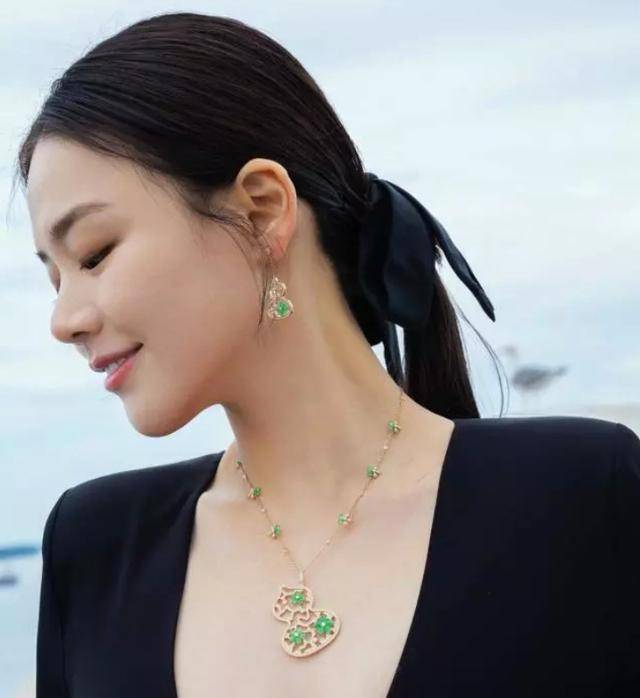 原创金马奖影后马思纯戴金丝镶边翡翠典雅高贵有一种遗世独立的美