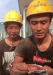 每日一笑:妹子长点心吧,裙子穿成这样后边人会尴尬的