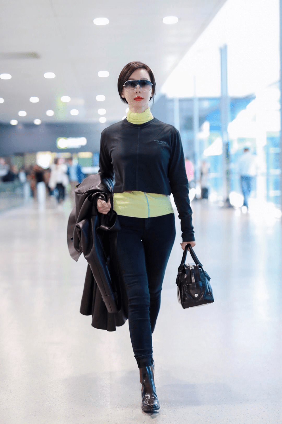 陈数晒做瑜伽的照片臀翘腰细没赘肉自律的人身材才这么优秀