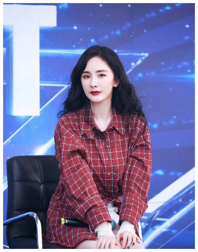 吴宣仪和杨幂,差8岁,同样搭配格纹衬衫,少女感竟不相上下?
