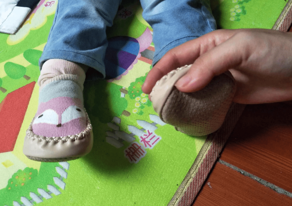 夏季来临,少给孩子穿＂地板袜＂,小心会影响孩子将来的注意力