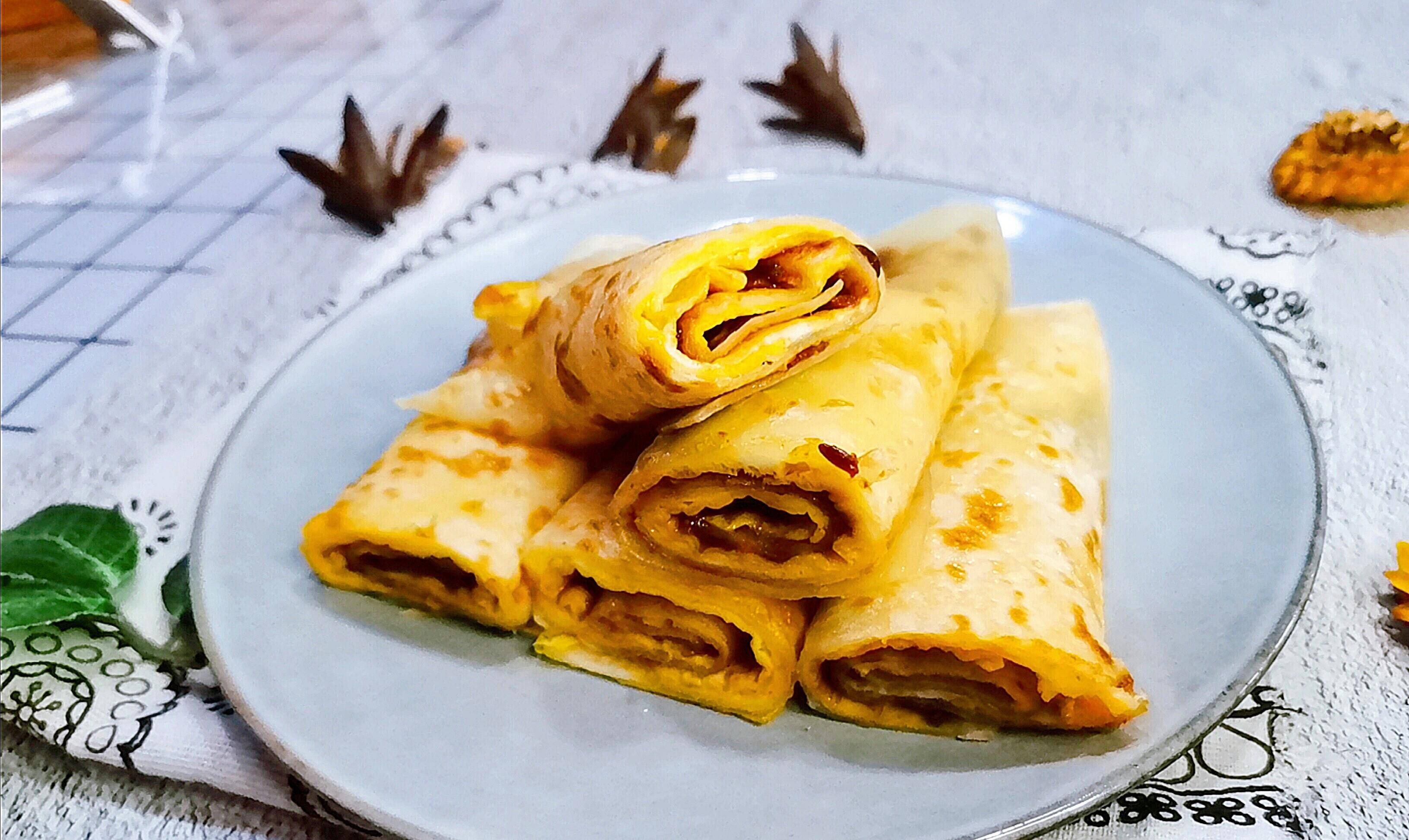 北方的早餐,流行鸡蛋灌饼或者是大饼鸡蛋而我更喜欢用春饼来夹鸡蛋