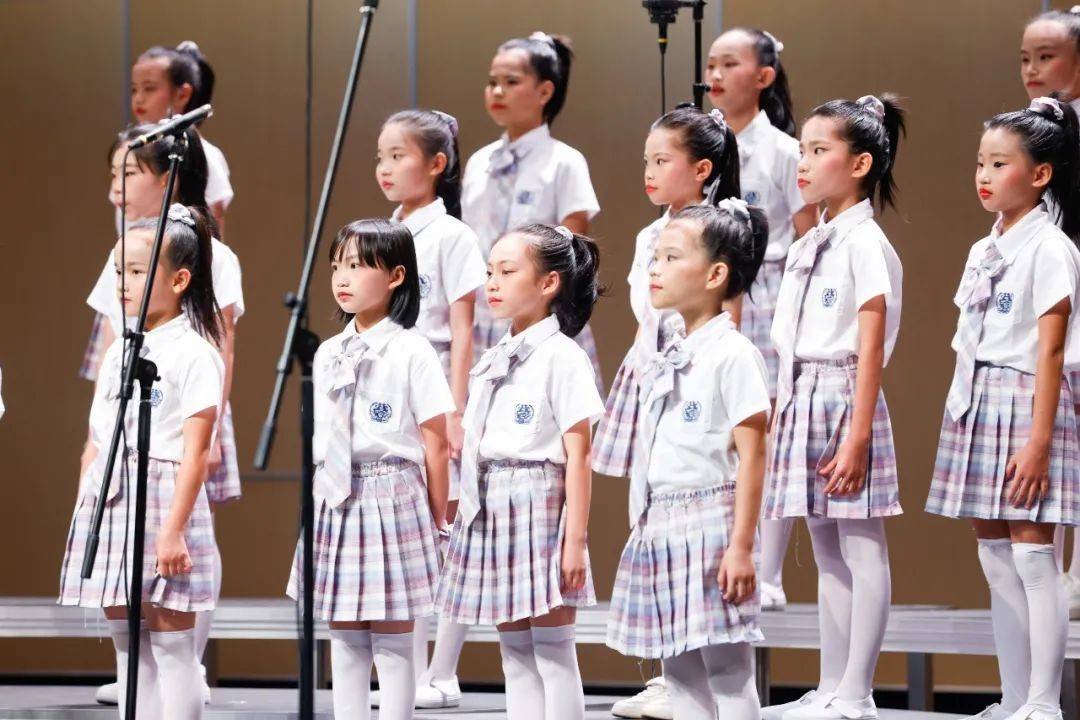 10,《和你一样》《siyahamba》《和你一样》是一首公益歌曲,歌词朴实