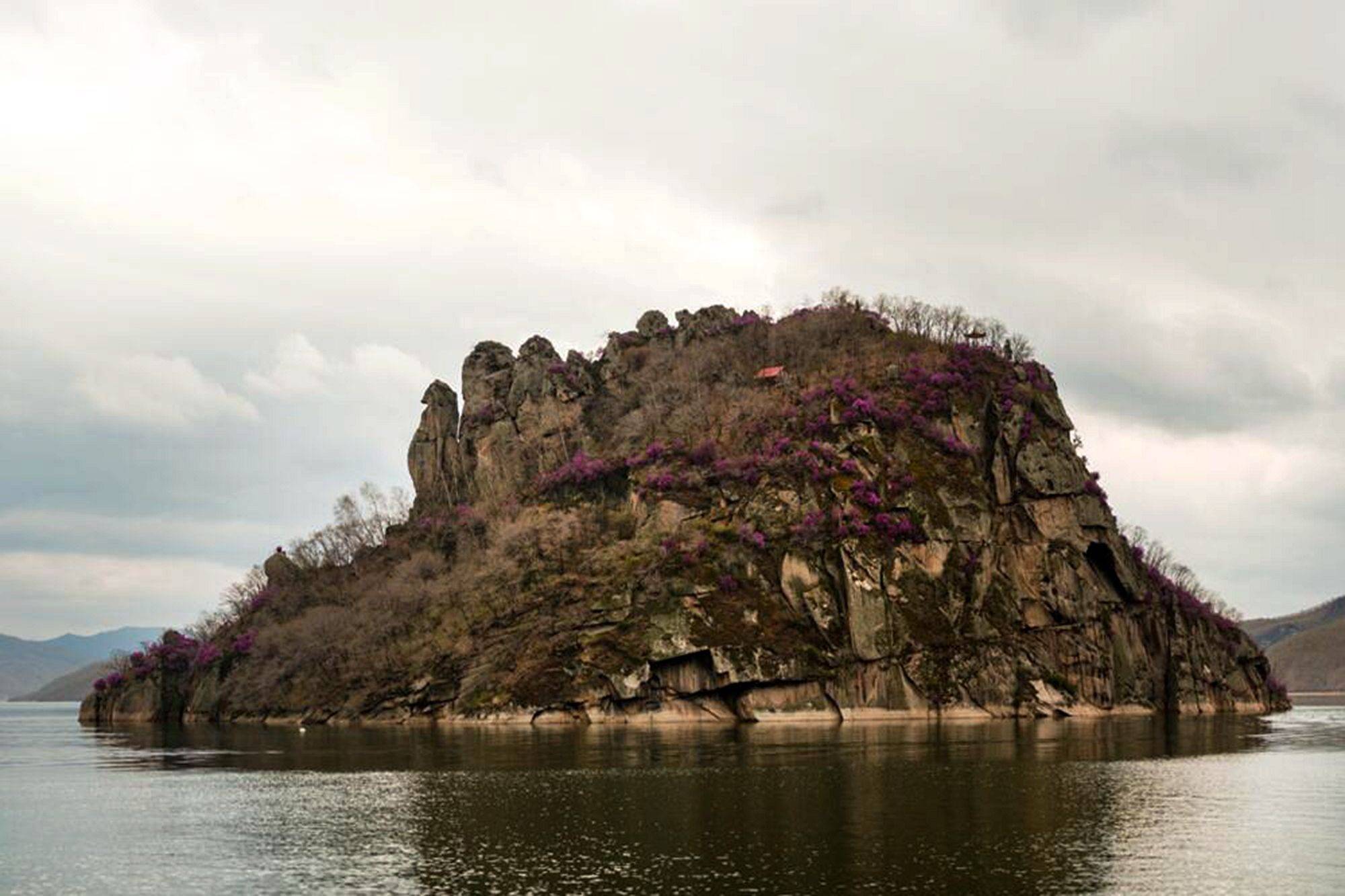 牡丹江有一处莲花湖景区，山水如画，峰峦叠嶂，充满了原始的美