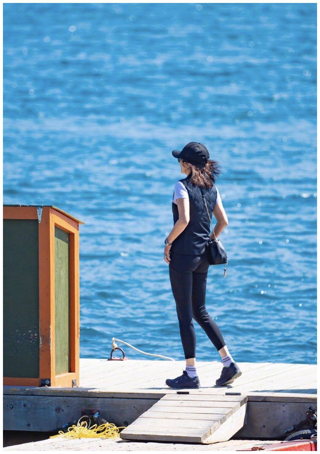 刘嘉玲54岁变"贵妇",白色衬衫搭配背带裤减龄时髦,穿出国际范_女性