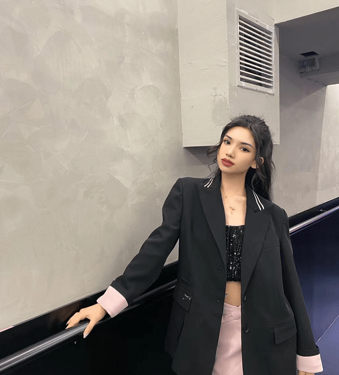 会"举牌女生",气质出众像奥黛丽赫本,男生眼睛都直了_同学_专业_校花