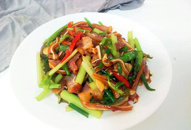 原创猪耳朵别凉拌放点青蒜炒一炒脆嫩入味营养高我家一周吃三次