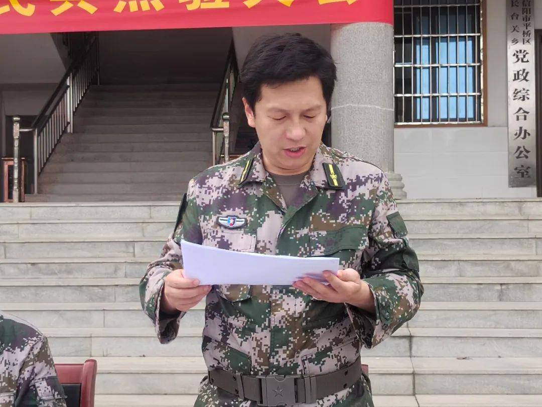 乡武装部长刘伟宣布出入队人员名单,对基干民兵进行呼点