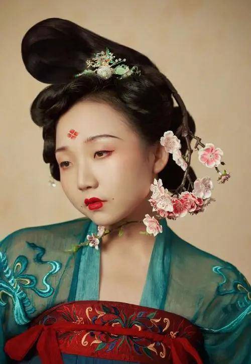 辣目洋子成功逆袭!穿汉服梳高发髻显高显瘦,像仙女下凡,绝美