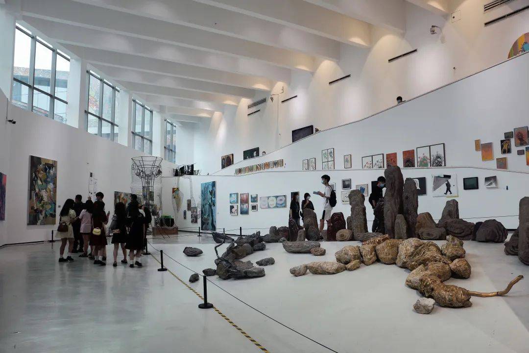 现场开放的六月四川美术学院2022毕业生作品展媒体发布会暨开幕式