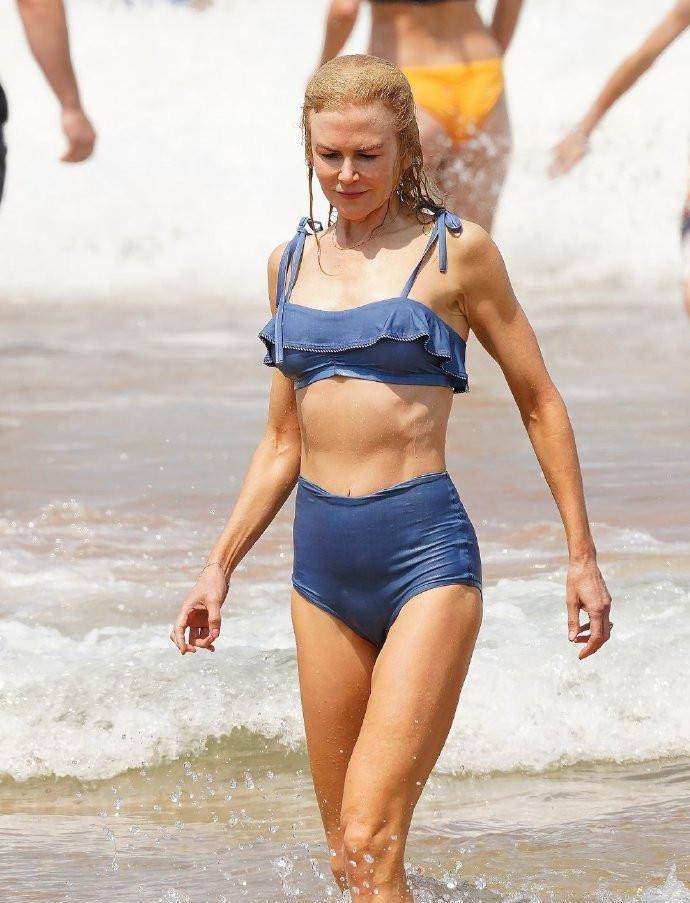 原创             妮可·基德曼：穿泳衣海边度假，白肌肤晒黑了！好身材哪像52岁？
