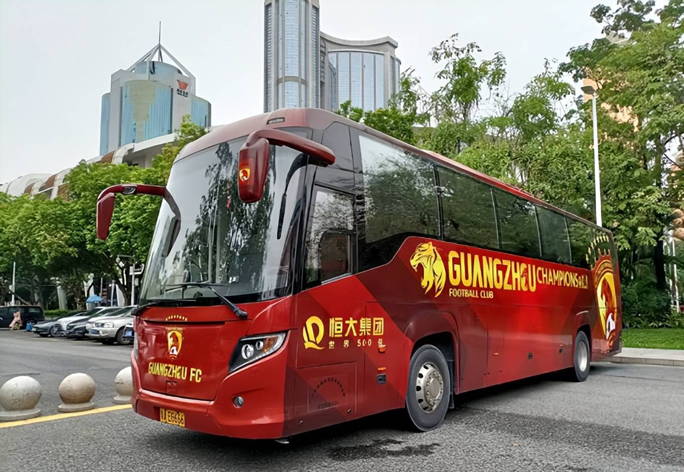 听到这里,主持人李海婴调侃记者话里有话,说什么拿个冠军要走得平稳一