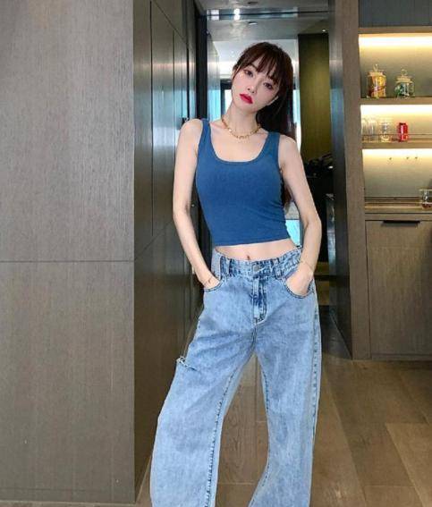 原创李小璐做新发型真好看穿印花连衣裙凹造型挑染头发好洋气