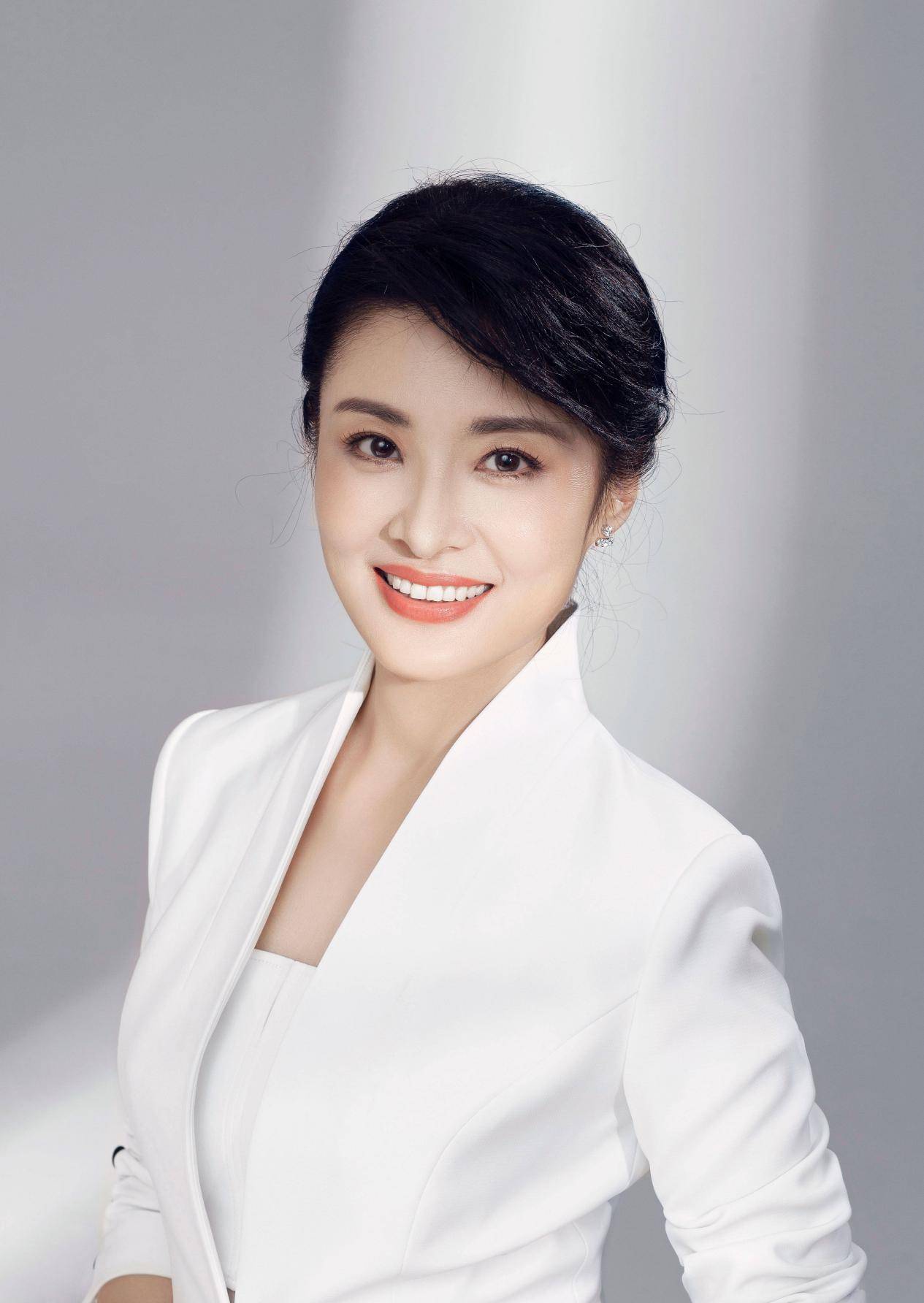 52岁周涛越来越俏丽学年轻人穿白色休闲装走机场减龄不止10岁