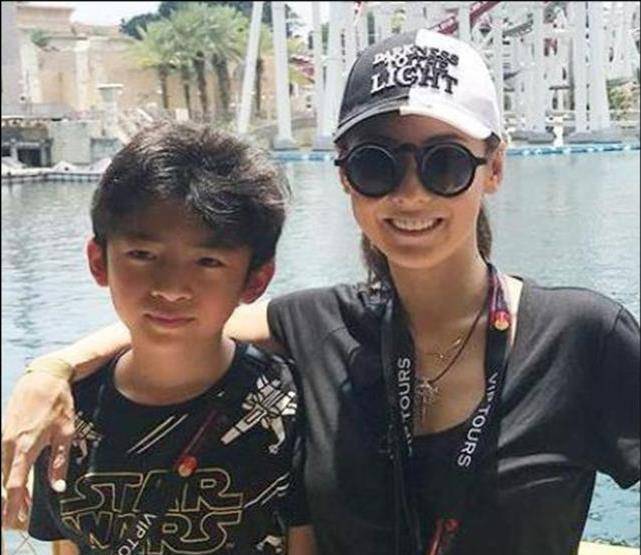 小林青霞三儿子完美遗传妈妈颜值,不输两个哥哥,越看越觉得眼熟_孩子