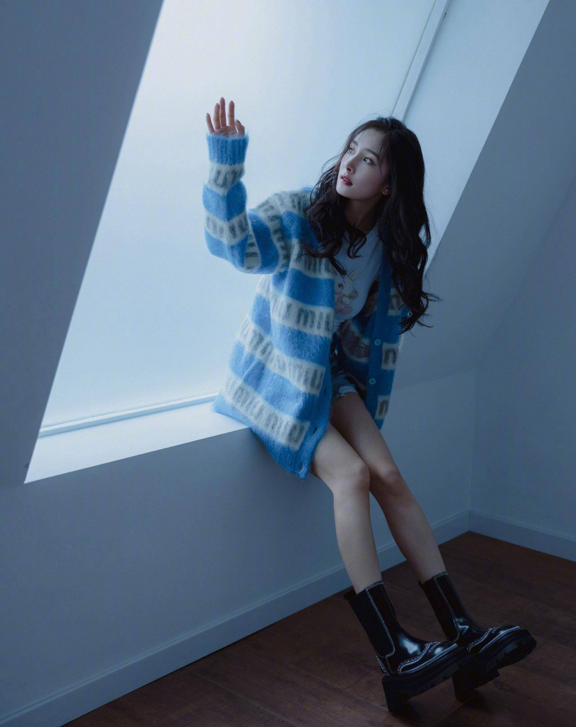 杨幂出镜秀美腿,85花已褪去少女感,活动状态却有不一样气质_时尚_好