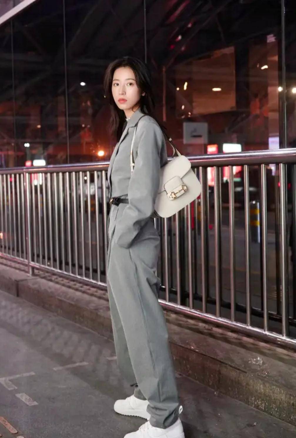 原创不是第一眼大美人却靠穿搭圈粉无数周雨彤私服品味比演技还好