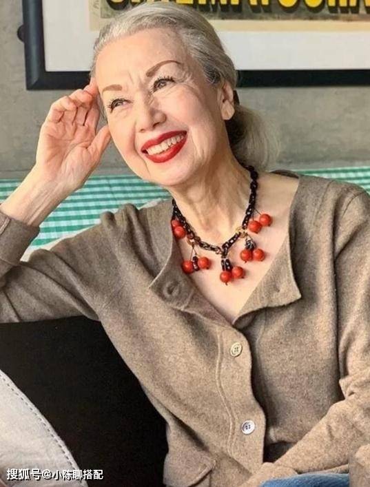 美丽与年龄无关!瞧这些时尚奶奶的打扮,年过70依旧优雅_服装_色彩_气